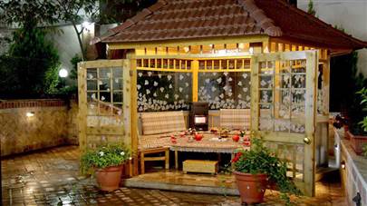 حیاط هتل آبان مشهد حیاط هتل آبان مشهد